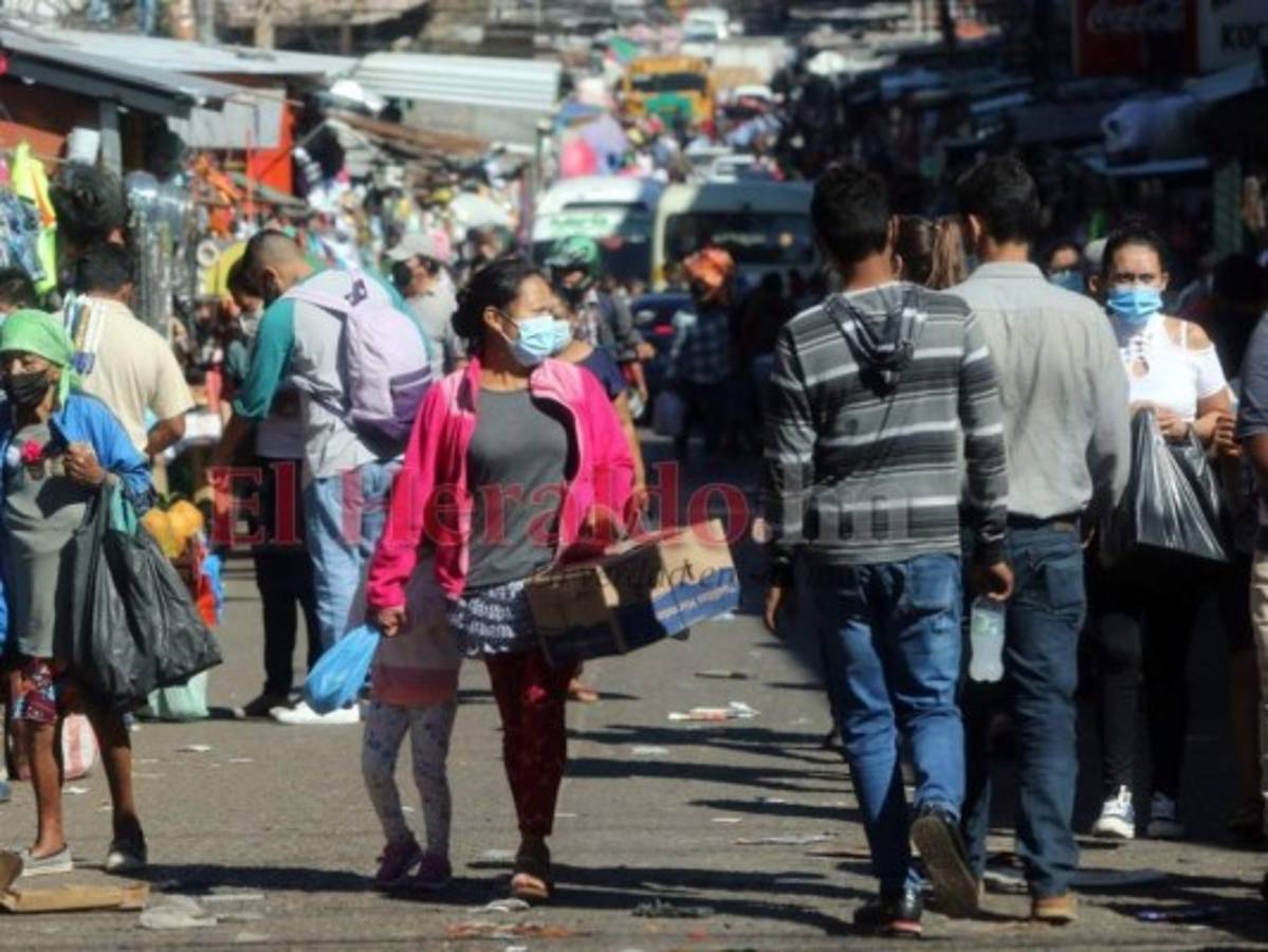 A última hora se abarrotaron los mercados y ferias de la capital