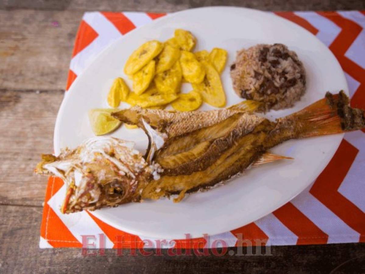 La cocina de Cayos Cochinos está a cargo de la comunidad garífuna, que pone a disposición de los visitantes pescado frito, casamiento y tajadas, manjar que nunca pasa de moda. Foto: Honduras Tips.