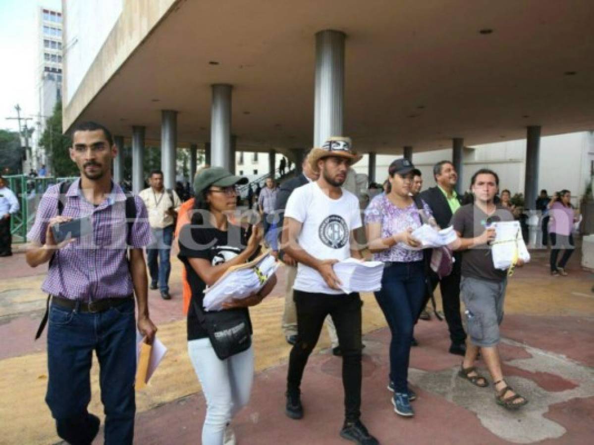 Movimiento Estudiantil Universitario (MEU) entrega iniciativa ciudadana a Secretaría del Congreso