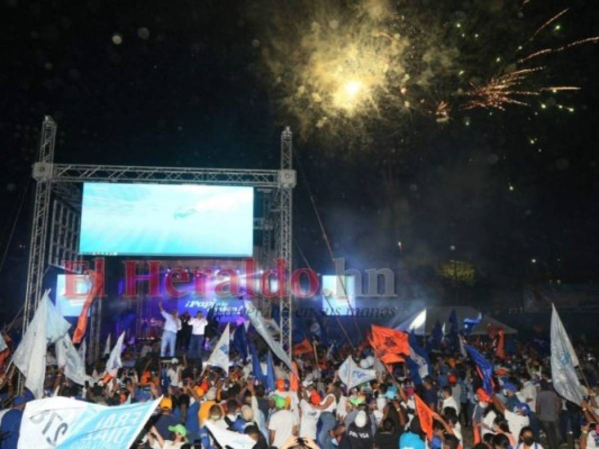 Con fuegos artificiales y masiva participación: 'Papi a la orden' cierra su campaña en la capital