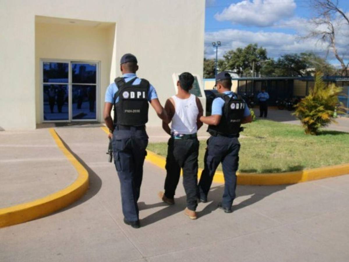 Detienen a supuesto integrante de la pandilla 18 por asesinato de una menor en la capital