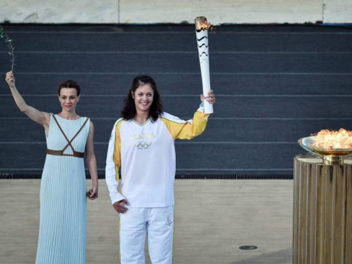 La llama olímpica de los Juegos 2016 es entregada oficialmente a Brasil