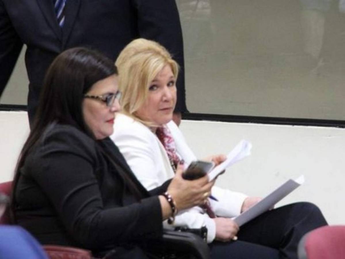 El Salvador: esposa de expresidente acepta confesar delitos 