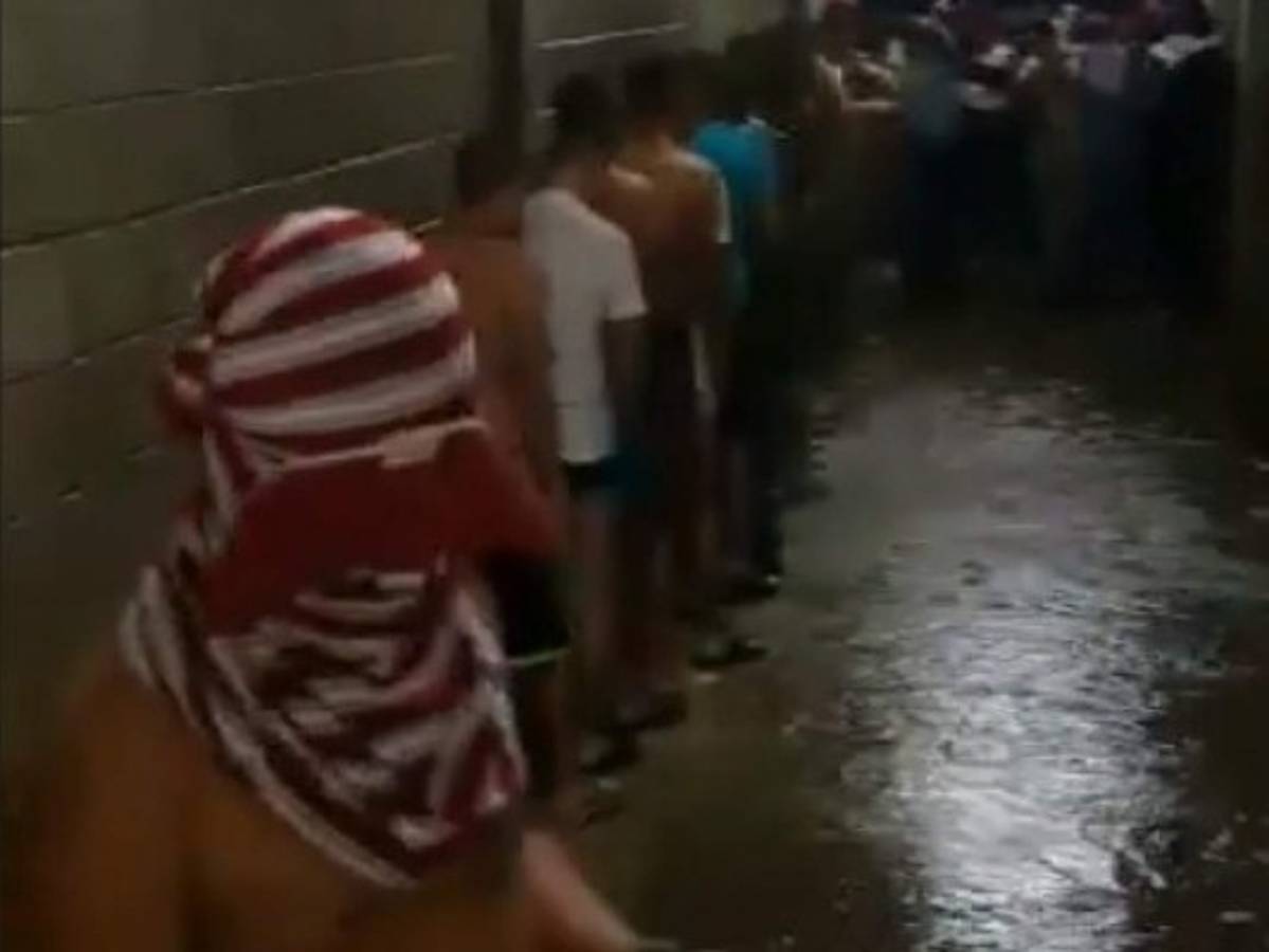 Los estudiantes caminan semidesnudos por el lugar y reciben el baño cruel.