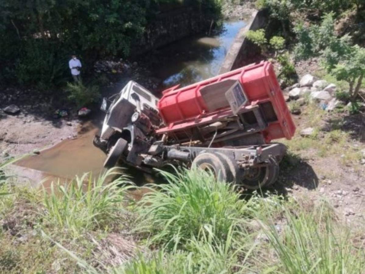 Volqueta cae a hondonada en Choluteca por esquivar a un semoviente