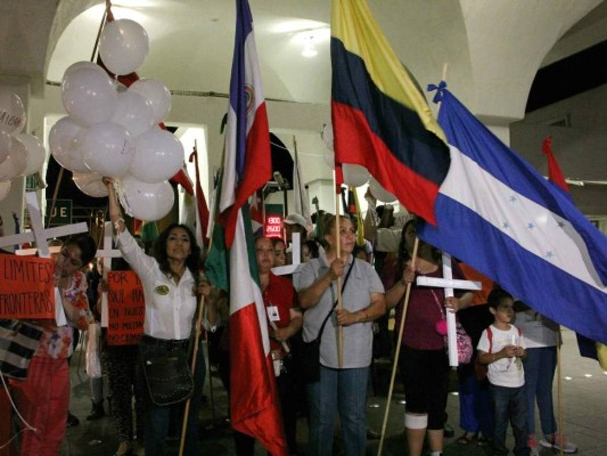 Realizan vigilia por migrantes muertos en la frontera de México con EEUU  