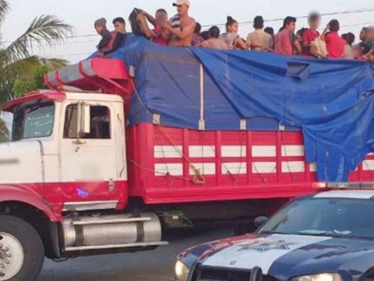 Rescatan en Tabasco a 141 migrantes hondureños hacinados en camión