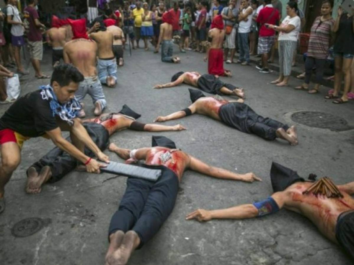 Filipinos realizan sangriento ritual de penitencia en Jueves Santo