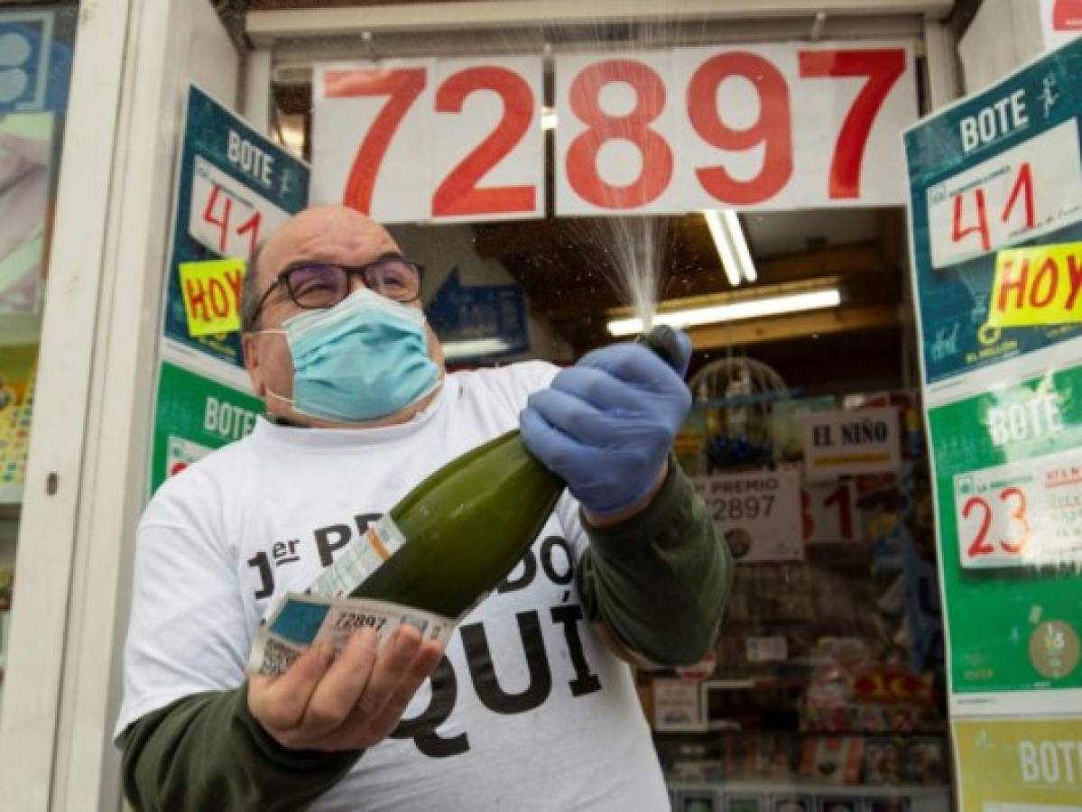 La lotería de 'El Gordo' reparte millones en una España en crisis por la pandemia