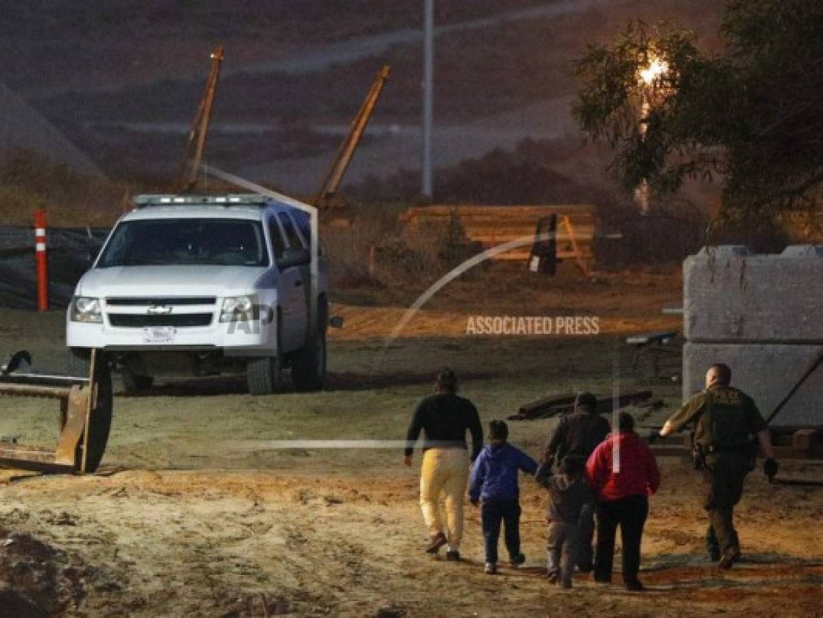 Más familias de la caravana migrante cruzan ilegalmente a San Diego 