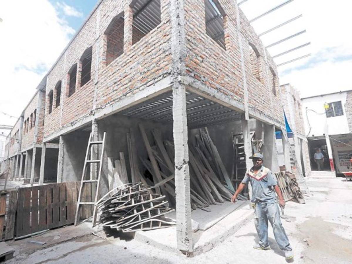 En un mes estarán listos los puestos del mercado Álvarez