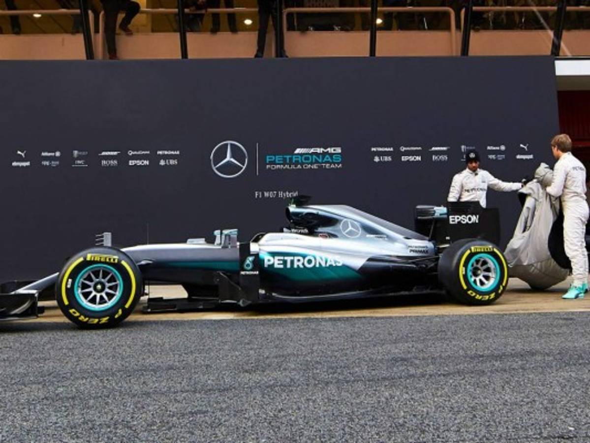 Hamilton domina sesión matutina en pruebas de la F1