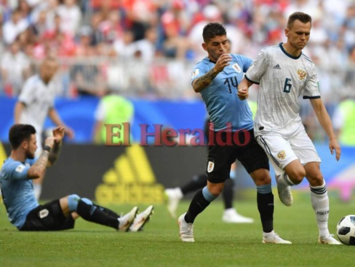 Uruguay golea a Rusia 3-0 y baja de la nube a los anfitriones