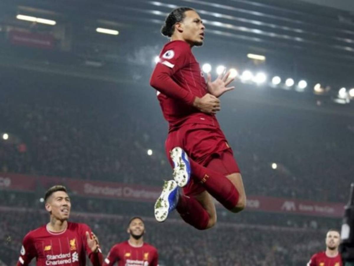 Liverpool vence a Manchester United 2-0 y se aleja en la punta