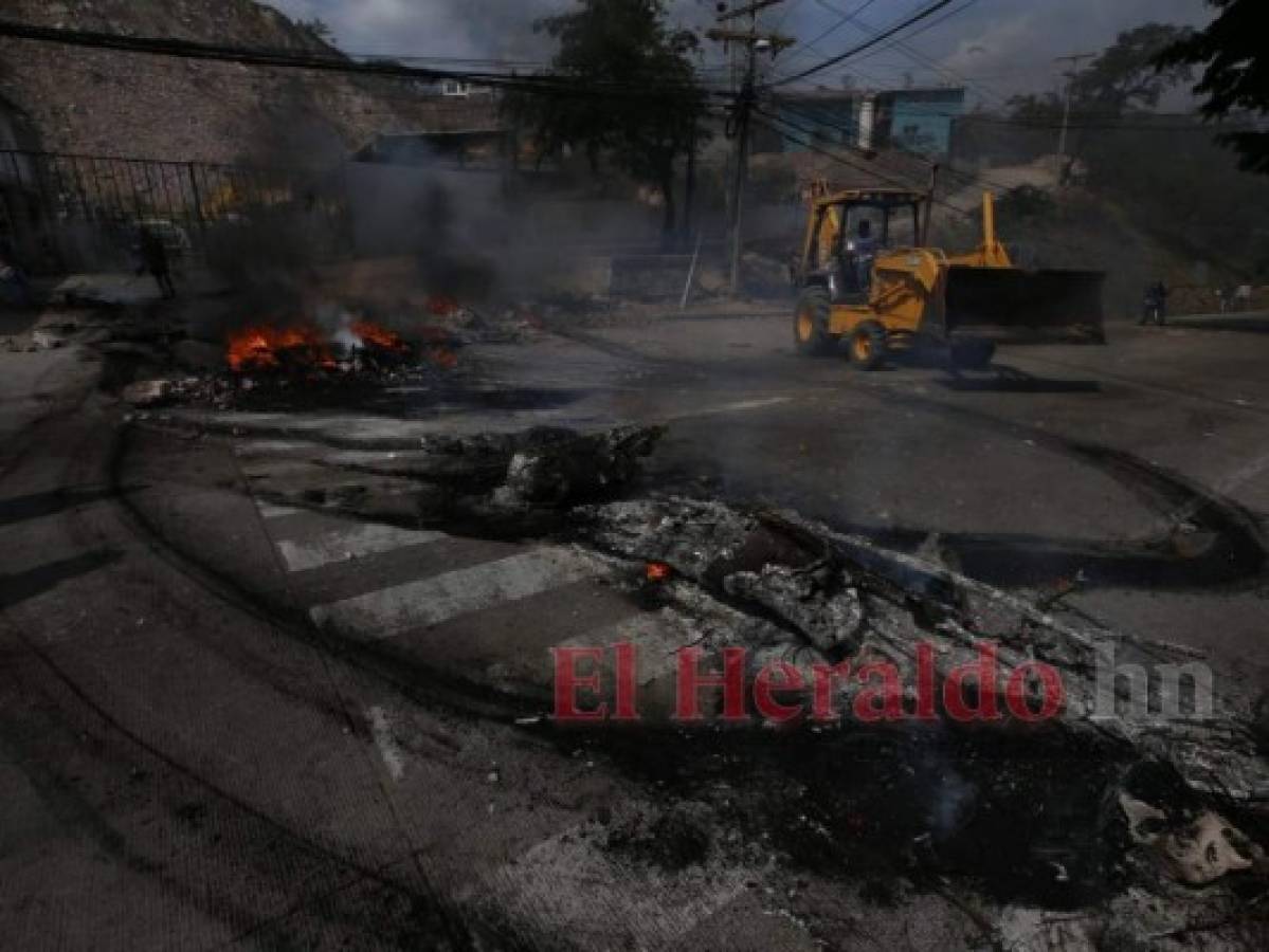 Los policías desalojaron a los manifestantes y reestablecieron el paso en la salida al sur de la capital de Honduras (Fotos: Johnny Magallanes / EL HERALDO).