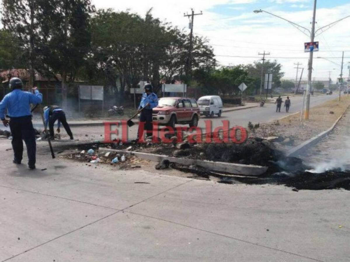 Manifestantes son desalojados con bombas lacrimógenas en Choluteca