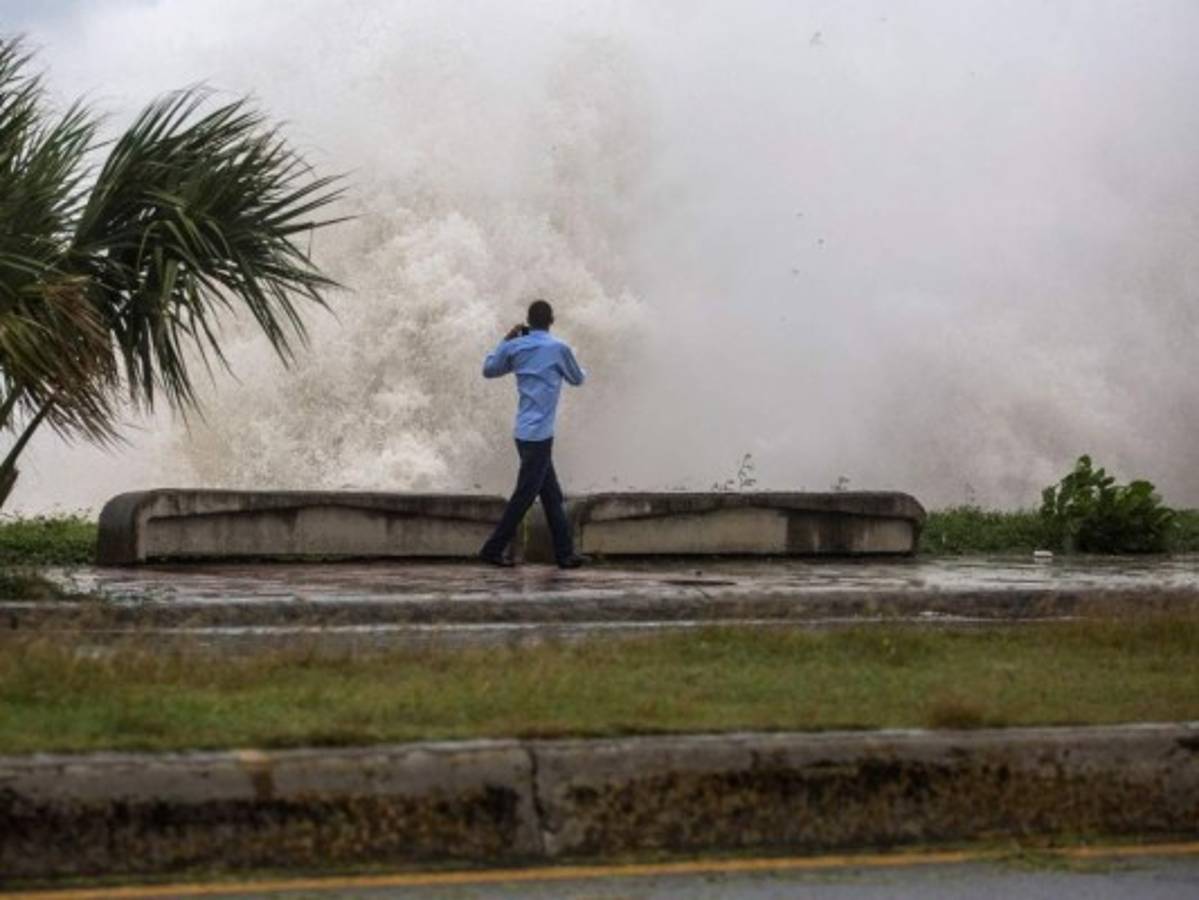 Huracán Elsa pierde fuerza pero sigue amenazando al Caribe  