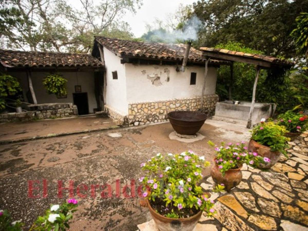 San Lucas, como otros lo llaman, es una pequeña casa de adobe y teja. Diferentes maceteros rodean esta joya centenaria. FOTOS: HONDURAS TIPS.