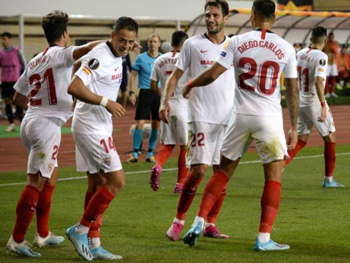 Chicharito Hernández guía al Sevilla al triunfo en Azerbaiyán  