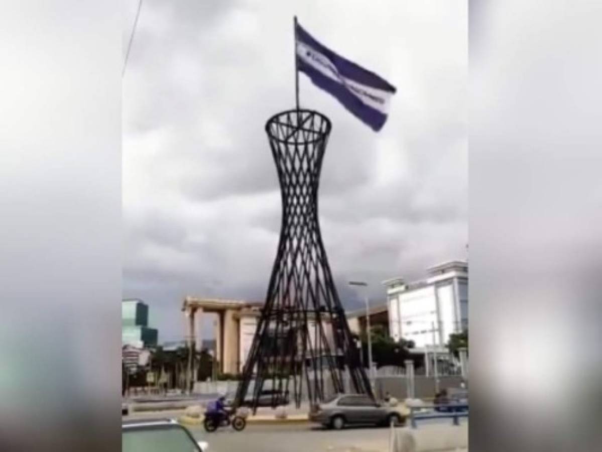 Otra bandera colocada en la rotonda del bulevar Centroamérica, en la capital hondureña.