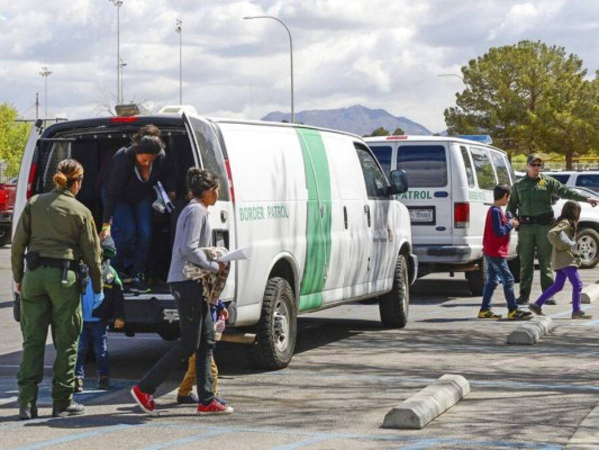 Estados Unidos libera a casi 700 inmigrantes por temores de Covid-19