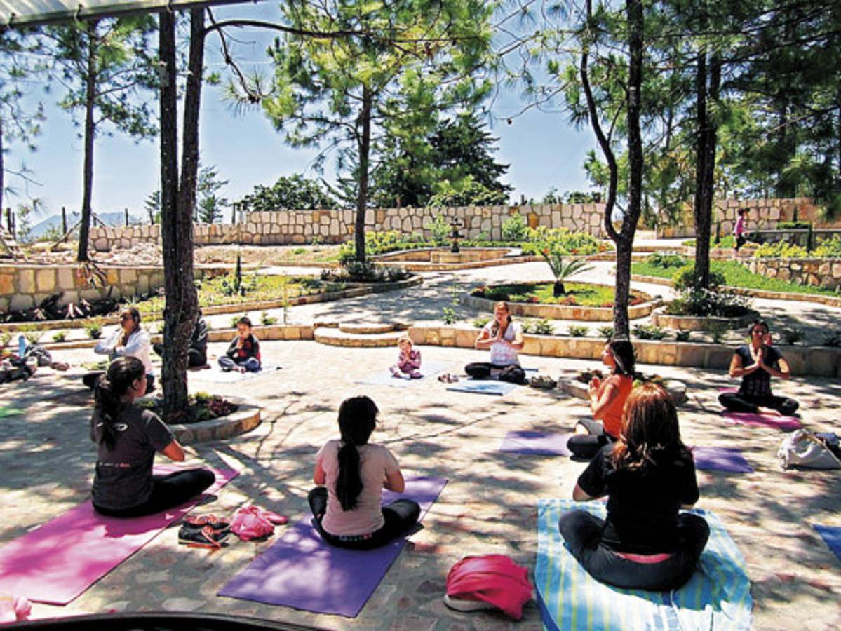 Celebran día internacional del yoga