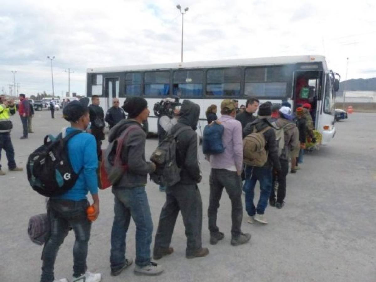 Alcaldes mexicanos pagan buses para trasladar a migrantes a la frontera de Estados Unidos