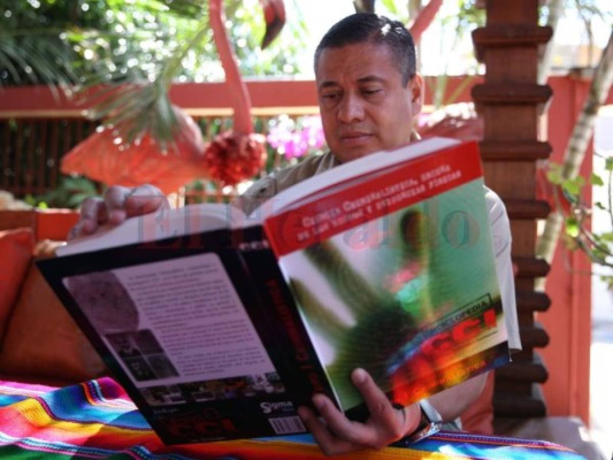 Su tiempo libre lo dedica a la lectura, en especial libros de investigación criminal y novelas policíacas. Foto: Emilio Flores/EL HERALDO