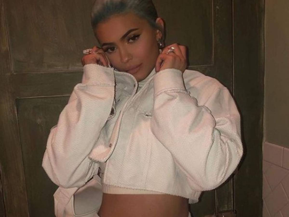 Kylie Jenner presume anillo de compromiso