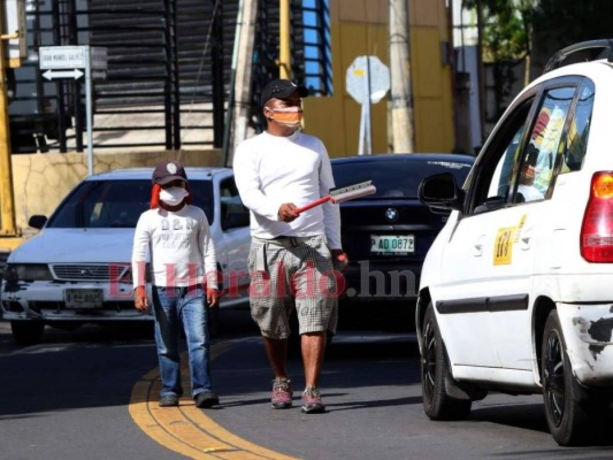 Padre e hijo son uno solo y se cuidan para tratar de llevar comida a casa. Foto: Alex Pérez/ EL HERALDO.