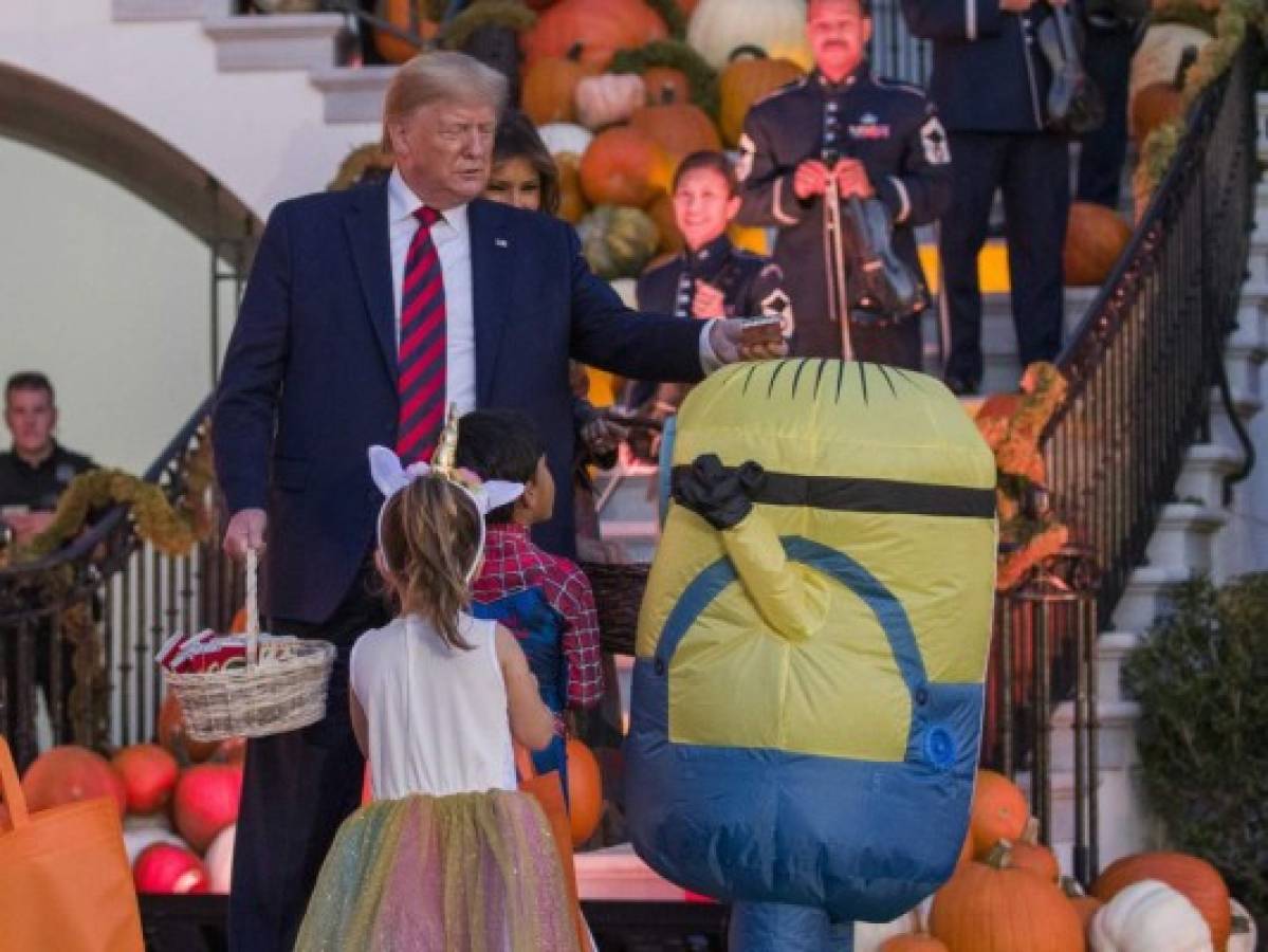 Video: El criticado gesto de Donald Trump con un niño en Halloween