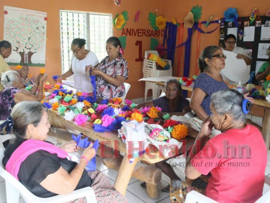 Abuelos elaboran palmas y coronas para el Día de los Muertos