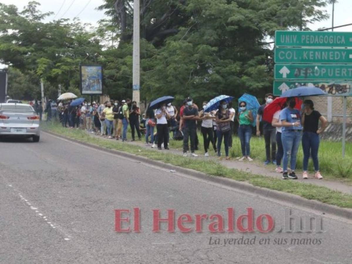 Masiva afluencia de adolescentes para vacunarse contra el covid-19