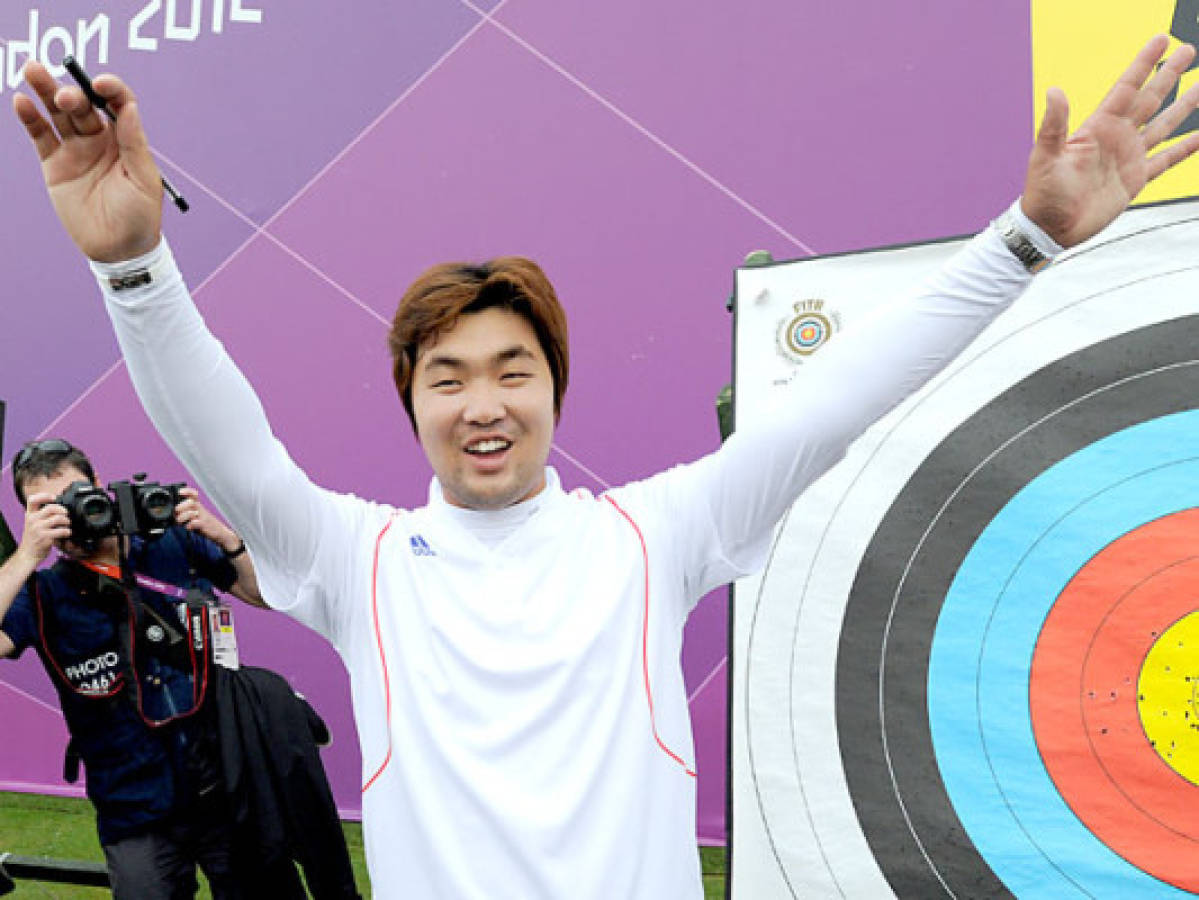 Arquero casi ciego surcoreano establece primer récord de Londres 2012