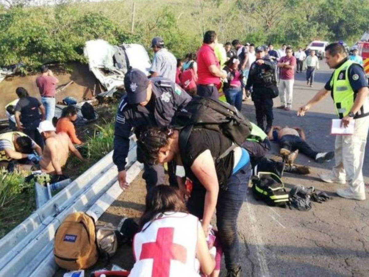 Accidente de camión con migrantes centroamericanos deja un muerto 