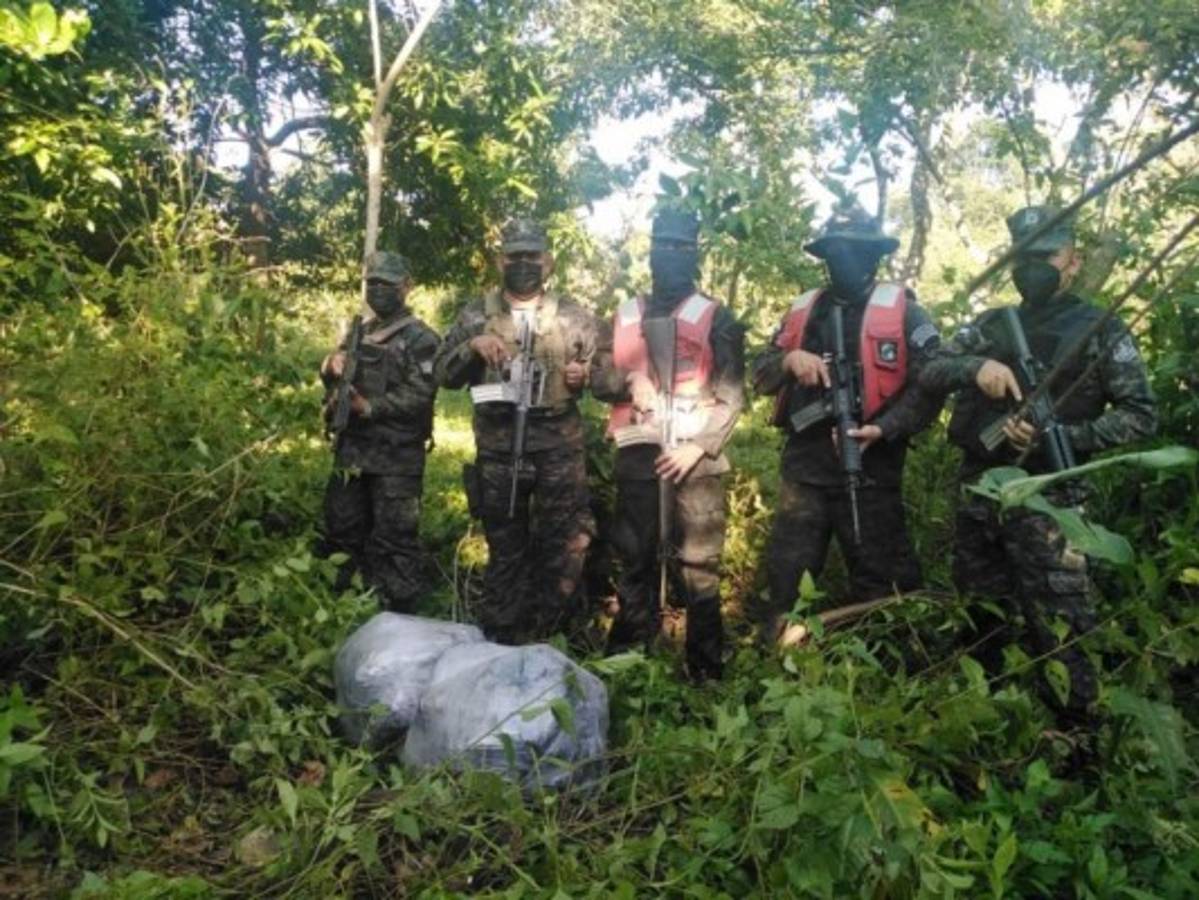 Interceptan embarcación con dos paquetes de droga en Atlántida