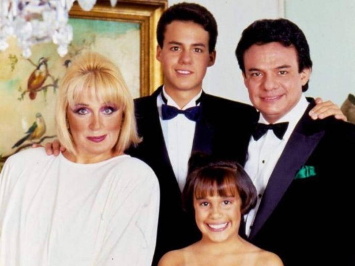 El cantante junto a Anel Noreña y sus hijos mayores.