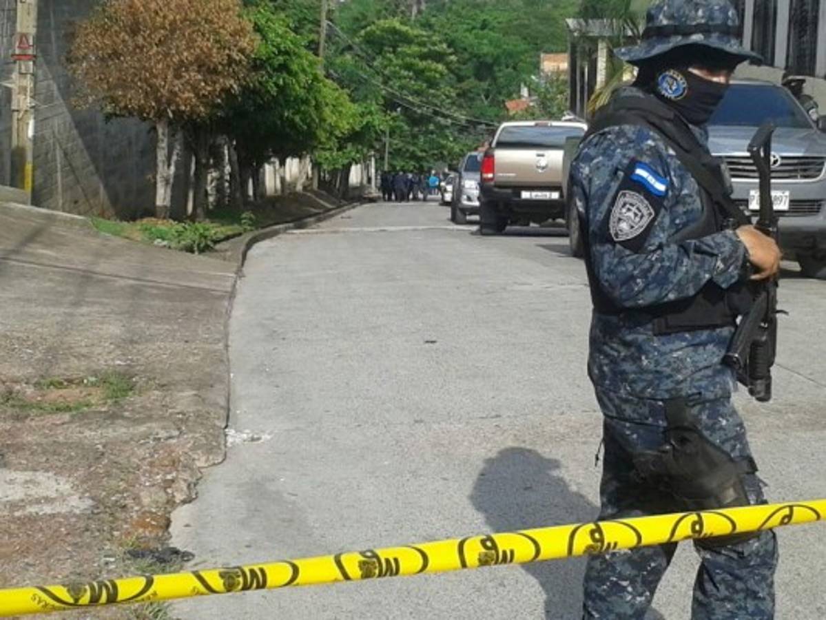 Dos presuntos pandilleros mueren al enfrentarse con policías en la capital