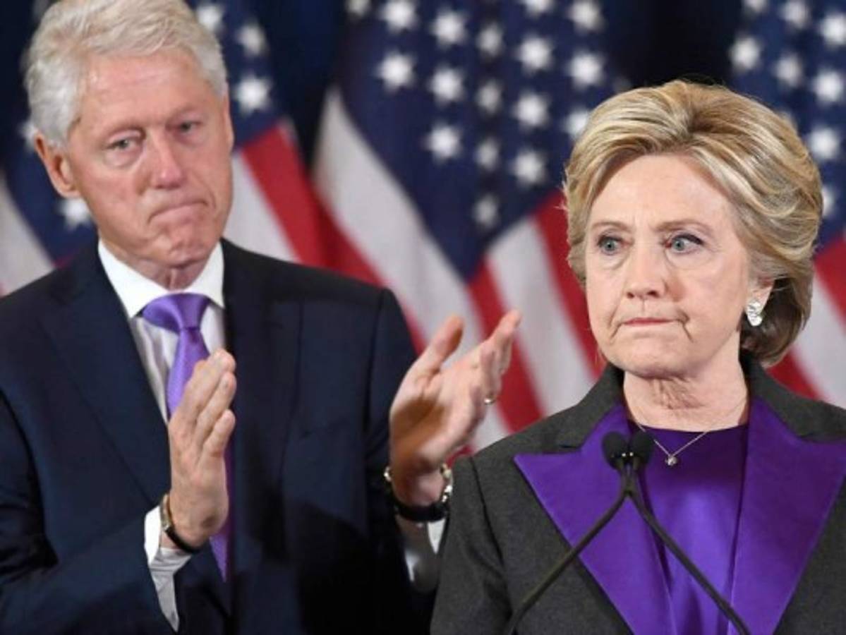 Hillary acepta la derrota electora junto a su esposo, el expresidente Bill Clinton.