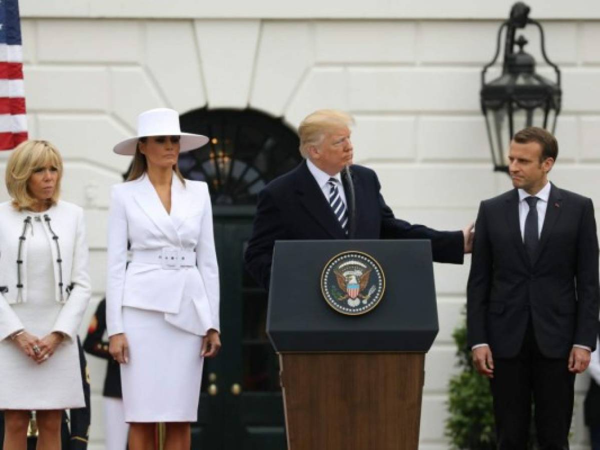 El atento saludo de Macron con Melania Trump y el cariñoso beso a su esposa