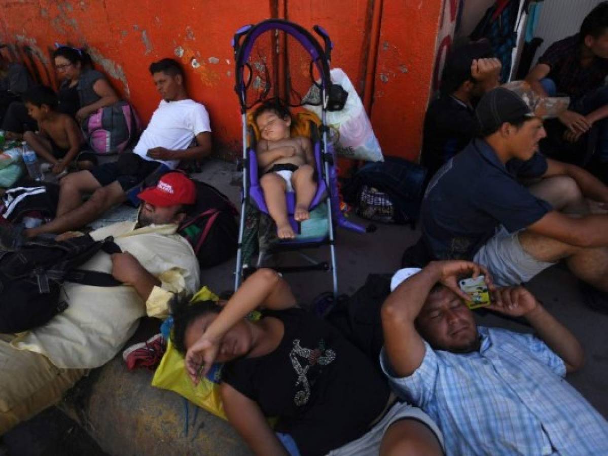 Migrantes hondureños descansan antes de seguir caravana que enfurece a Donald Trump