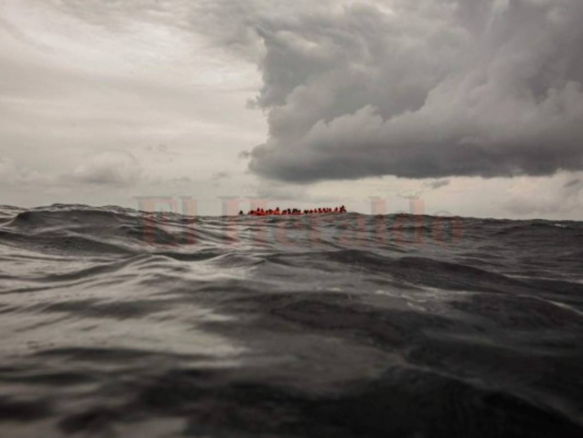 Desaparecen casi 120 migrantes en naufragio frente a Libia