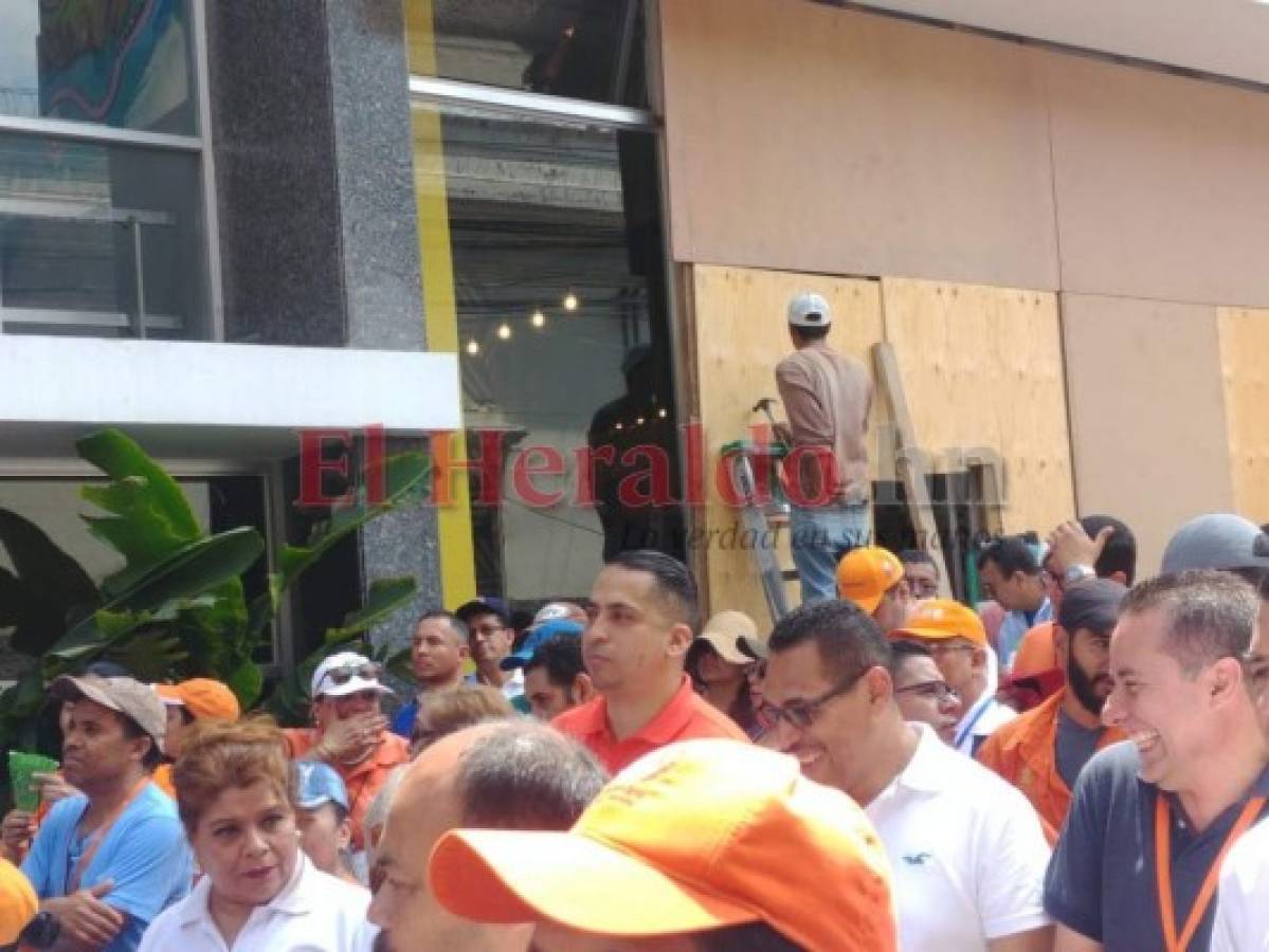 Empleados de Hondutel realizan protesta por crisis financiera de la estatal