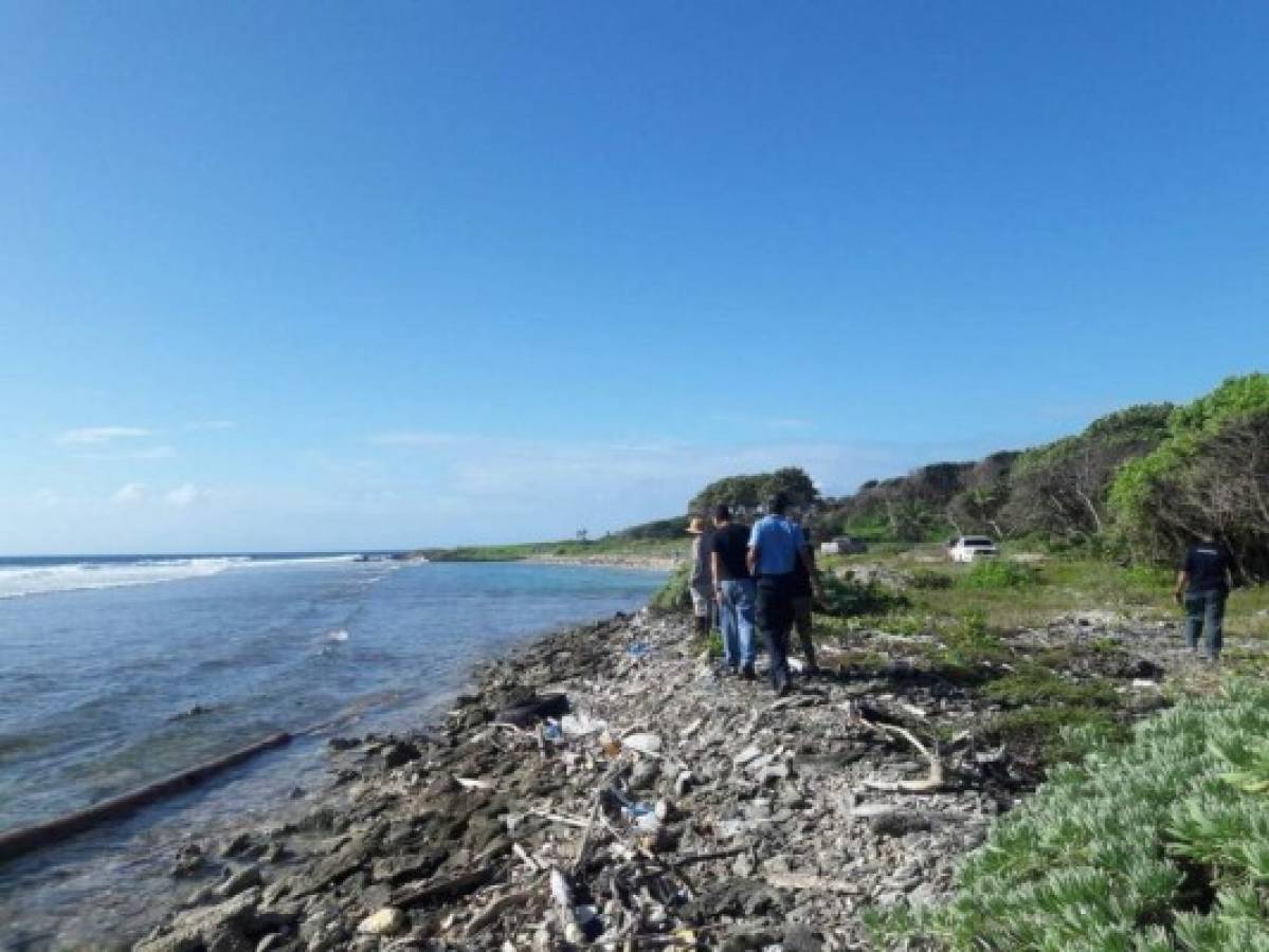 Hallan flotando restos humanos en una de las playas de Roatán