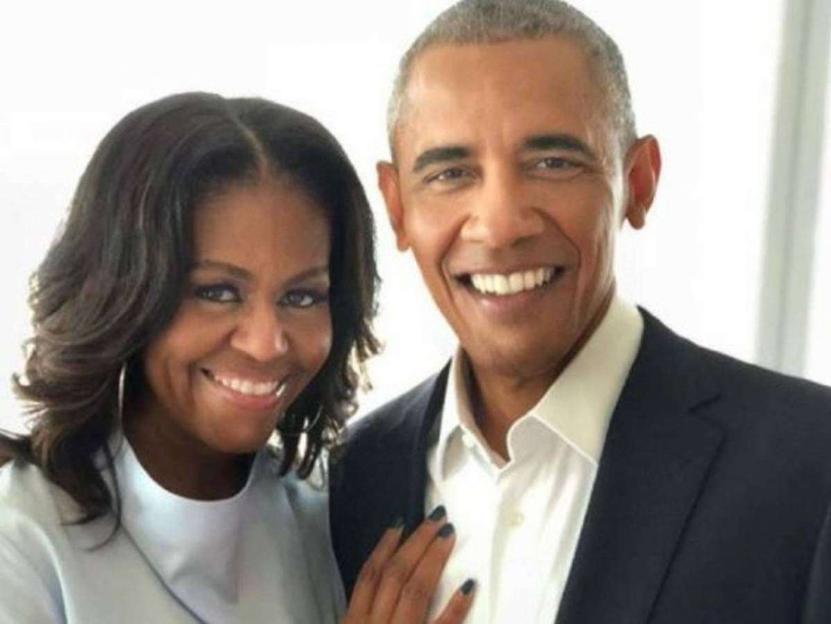 Michelle Obama paraliza el tráfico en la playa de Miami con sensual traje de baño blanco