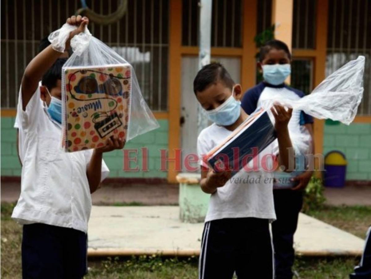 Este par de estudiantes descubren con sorpresa el contenido de sus kits.