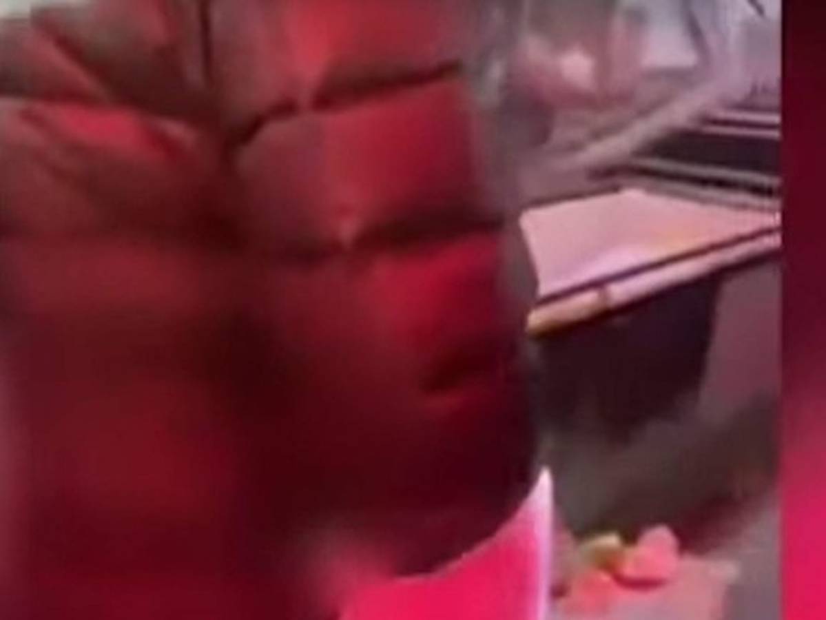 VIDEO: Tres hombres golpean el cadáver de su supuesto padre en China