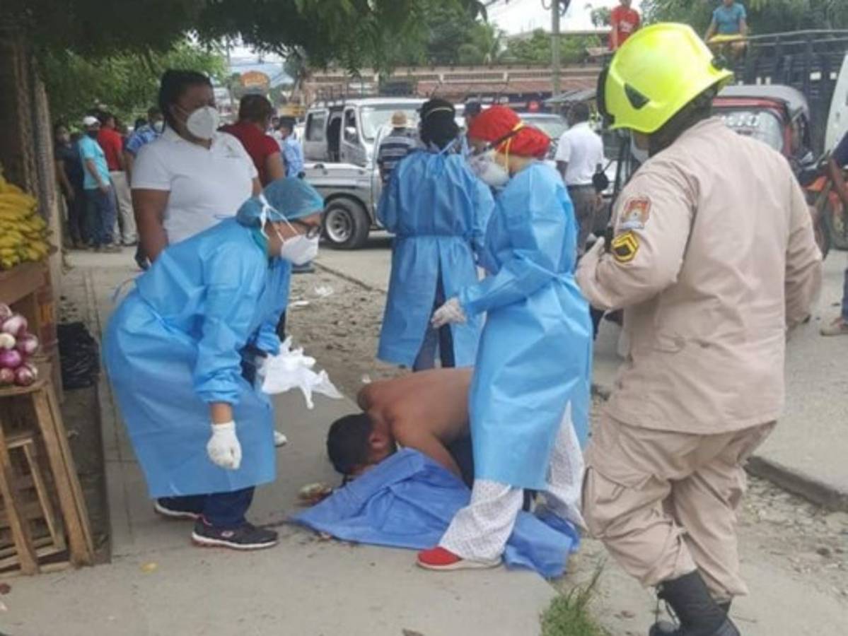 El padre y la madre del niño lloraban amargamente sobre el cuerpo del pequeño.