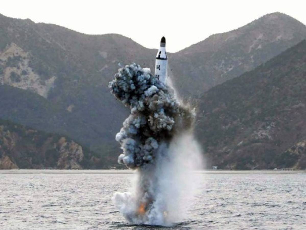 Corea del Norte dispara un misil desde un submarino