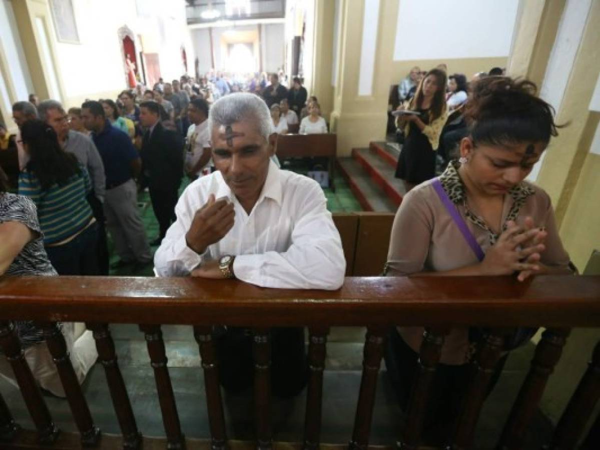 Católicos conmemoran el inicio de la Cuaresma con la cruz de ceniza